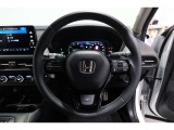 運転中もハンドルでの操作が可能です。特に高速道路等の目が離せない運転時には、便利さだけでなく、安全性も兼ね備えております。