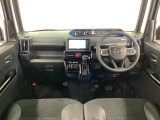 【インパネ】運転のしやすさを最優先に設計された見晴らしの良いフロントビュー。車両間隔が掴みやすく狭い道でも安心♪「安全」と「品質」を最優先に、安心してお乗りいただけるクルマを提供いたします。
