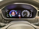 ハイブリット車専用のメーターです。右側の大型スピードメーターに加え、ステアリングスイッチを使って左のサブデスプレイで燃費や動力伝達などの情報が見れるようになっています。