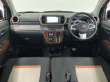 【インパネ】運転のしやすさを最優先に設計された見晴らしの良いフロントビュー。車両間隔が掴みやすく狭い道でも安心♪「安全」と「品質」を最優先に、安心してお乗りいただけるクルマを提供いたします。