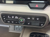 【オートエアコン】一度お好みの温度に設定すれば、車内の温度を検知し風量や温度を自動で調整。暑い&hellip;寒い&hellip;と何度もスイッチ操作をする必要はありません。快適な車内空間には必須の機能ですね♪