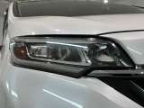 LEDヘッドライトは、点灯の瞬間から最大光量を発揮し、突然暗くなるトンネルなどでの安定感を高めます。
