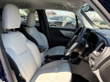 シートヒーターも装備された高級感のあるレザーシートです!JEEPのロゴがオシャレ!