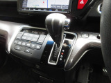 インパネシフトだから視線の移動も少なく足元もスッキリ。運転席もゆったりしているのでゆとりを持ってドライブできますね。