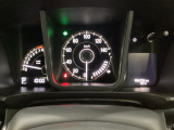 スピードメーターとタコメーターを大きく配した見やすいメーター部になっています。右側のインフォメーション画面でオドメーターや燃費などの情報を確認できます。