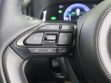 さまざまな操作が手元で行えるステアリングスイッチを備えています。
