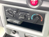 寒い冬も暑い夏も全席に快適な空調を届けてくれる、ダイヤル式エアコンを装備♪