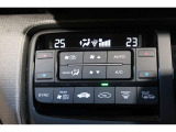 オートエアコンは左右席で独立温度コントロールが可能です。運転席はキンキンに冷やして助手席はマイルドにと言った設定が可能です☆暑さ寒さでケンカすることもなくなりますね♪