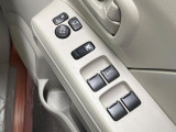 【電動格納ミラー】サイドミラーは電動格納式となっており、狭い駐車場でもキズがつくリスクを抑えられます。