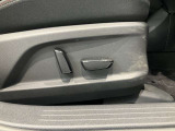 運転席は電動パワーシートです。シートポジションが合わせやすくなっています。座面も広くゆったりと座れてアームレストも付いているので重宝します。