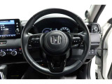 運転中もハンドルでの操作が可能です。特に高速道路等の目が離せない運転時には、便利さだけでなく、安全性も兼ね備えております。