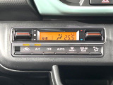 【オートエアコン】一度お好みの温度に設定すれば、車内の温度を検知し風量や温度を自動で調整。暑い&hellip;寒い&hellip;と何度もスイッチ操作をする必要はありません。快適な車内空間には必須の機能ですね♪
