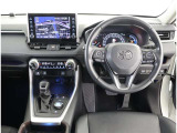 高いホールド性で運転姿勢が安定します。長距離ドライブでも疲れにくいのが魅力です。快適なドライビングライフをお送りください♪