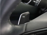 ◆減速セレクター◆ステアリングホイールの左右に取り付けられた2つのパドルスイッチで減速の強さを調整。 左側の「-」を操作すると減速を強く、右側の「+」を操作すると減速を弱くすることができます。