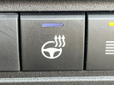 【ステアリングヒーター】冬場に冷たくなりやすい革巻きステアリングを、スイッチ一つで素早く適温に!エアコンよりも早く温まってくれるので、寒い日の運転も快適になりますね♪