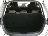 【広々トランクルーム】車体に対してスペースは広めに作ってあります。また、背もたれを倒すとより多くの荷物を乗せることができます。