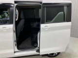 【両側オートスライドドア】子供を乗せたりするのにも隣のお車を気にせずストレスフリー★雨の日などはリモコンキーからドアの開閉ができとても便利♪