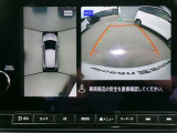 リバースにシフトするとまるで上空から見下ろしているような感じにナビゲーション画面に映し出します
