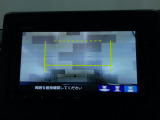 【リアカメラ】後方確認をサポートします。ギヤをR(リバース)に入れると、自動的にナビ画面が切り替わります。