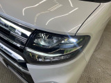 【LEDヘッドライト】悪天候や夜間走行時も良好な視界を確保し安心して運転できる高輝度LEDヘッドライトを装備!点灯速度が早く、消費電力も抑えられています。