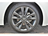 純正17インチアルミ、タイヤサイズは215/45R17です。