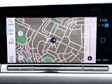 スマートフォン用アプリ[Apple CarPlay][Android Auto]対応の純正ナビ Discover Pro を装備、ラジオ、地デジTV、Bluetoothハンズフリー通話にも対応。