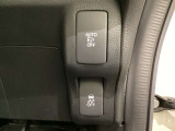 VSA装備車です。VSAはドライバーの操作と車の動きを見守っています。もし車の挙動が乱れたとき、4輪別々にブレーキをかけたり、エンジンパワーをしぼることによって車を安定させます。
