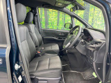 運転席まわりには十分なスペースがあり、大柄な方でもゆったり運転していただける環境です。