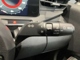 車外の明るさに応じでライトを点灯、消灯してくれるオートライト機能です☆お天気の良い昼間のトンネル走行などオートにしてると便利で安心です☆エンジン停止時にライトの消し忘れも無くなります☆