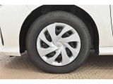 【ホイールカバー】純正なので車に似合うデザインになっていますね。スタッドレスタイヤもご相談下さい。