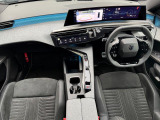 先進のパノラミックi-CockpitR. ダッシュボードを先進の機能美で飾る、21インチパノラミックカーブドディスプレイを採用