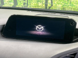 【10.25インチマツダコネクト】車内の雰囲気にマッチした大型ディスプレイ。スマホ接続でのナビ使用やBluetooth再生等、様々な機能が楽しめます。直感的なダイヤル操作が可能で、使い勝手も良好です。