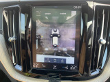 【360&deg;ビューカメラ】4台の高解像度カメラで360度の鳥瞰図を表示。隣の車や壁、死角にある障害物などを画面で確認できるため、狭いスペースでの駐車・出入りも安心です。