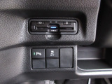 ETC付。パーキングセンサーや横滑りを防ぐVSA等のスイッチ類は運転席の右側、手の届きやすい位置にあります。