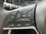 ステアリングの左側に、オーディオの操作ができるスイッチを装備しています。ハンドルから手を離さず操作できて便利です。
