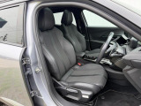 シートはファブリック&テップレザー仕様です。ホールド感のあるフロントシートは長時間の運転でも疲労感を感じさせず、腰への負担も軽減させます。