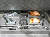 スペアタイヤレス車です。応急セットを搭載しております。
