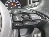 《クルーズコントロール》高速道路でアクセル操作なしでも車が自動でスピードを保ってくれる機能です。操作さえ覚えてしまえば、長距離の高速は楽々走れます