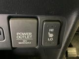 前席の左右別々のシートヒータースイッチが付いています。HiとLoの2段階で温度設定ができます。スイッチの隣にはアクセサリーソケットがついており、周辺には物が置けるボックスがついています。
