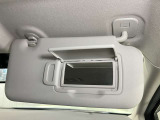 【運転席サンバイザー】鏡が付いているのでメイク直しなどにも便利★