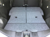 リヤシートを倒すと大きな荷物も搭載可能です。