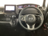 【ハンドル】運転にかかわる様々な操作を安全に行えるように視点移動が少なく操作性に配慮されたスイッチ類が凝縮されたコックピットです。