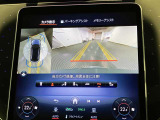 【全方位型モニター】クルマを上空から見下ろしているかのように、直感的に周囲の状況を把握できる全方位型モニター。狭い場所での駐車でも周囲が映像で確認できます。