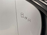 ブラインドスポットモニター(BSM)を装備しています。隣を走る車両が死角に入るとミラー内LEDインジケーターが点灯。さらに、ウィンカーを出すとインジケーターが光って点滅して注意を促してくれます。