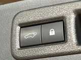 【パワーバックドア】スマートキーや運転席のボタンを押すだけでリアゲートが自動で開閉します!荷物を持っている時や、高い位置にあるバックドアを閉める際に便利な機能です♪