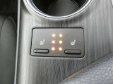 【シートヒーター】運転席と助手席の座面にヒーターが内蔵されていますので寒い時でも快適運転です。