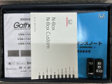スマートキーは鍵をバッグに入れたままでもドアロックの開閉やエンジンのON・OFFができます。夜間や雨の日も鍵を探さなくて良いので便利です。