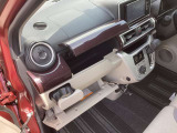 大型グローブボックスは、車検証はもちろん、あなたのプライベートアイテムもスマートに収納。散らかりがちな車内を美しく保ち、必要な時にサッと取り出せる。整理整頓も楽しくなる、気の利いた収納空間です。