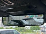 車体に装備したカメラによる後方映像が、ルームミラーに映し出されます。後席に人が座っていても、ラゲッジスペースに荷物を満載していても、車両後方の様子をはっきりと確認できます。