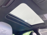 【サンルーフ】開放感たっぷりの希少装備、サンルーフが装着されています!車内に明かりを取り入れたり景色を楽しむ以外にも、車内の空気も簡単に換気できて快適です!